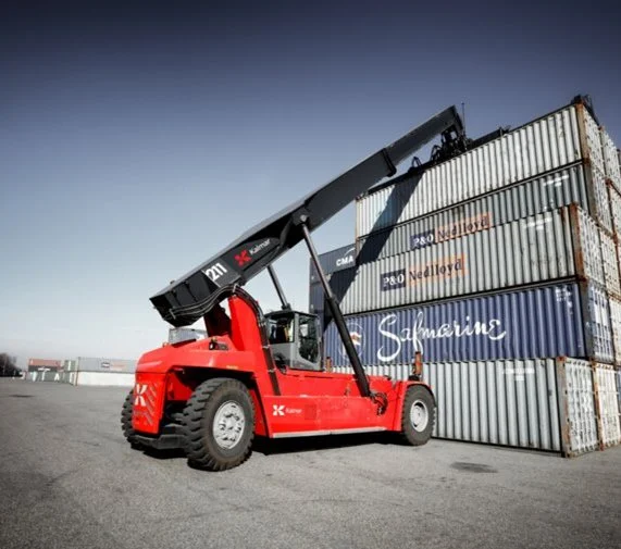 Reachstacker tilt een container op een containerterminal