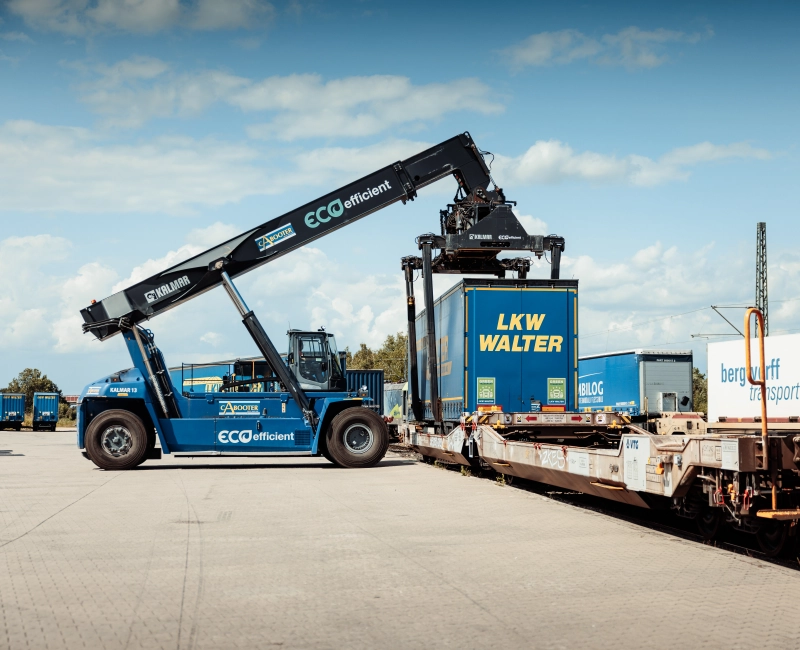 Reachstacker chauffeur verplaatst een container op een containerterminal