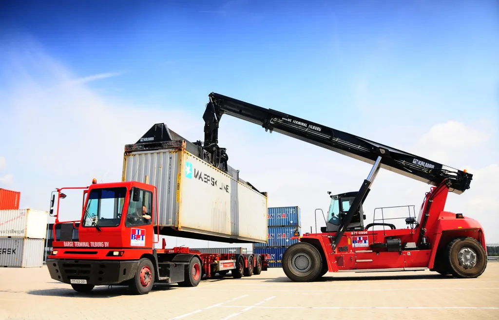 Logistieke locatie waar goederen en containers worden verplaatst